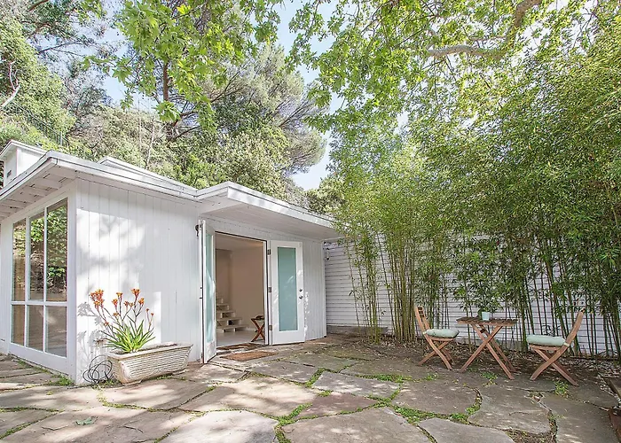 Beverly Glen Charming Gated Guesthouse
